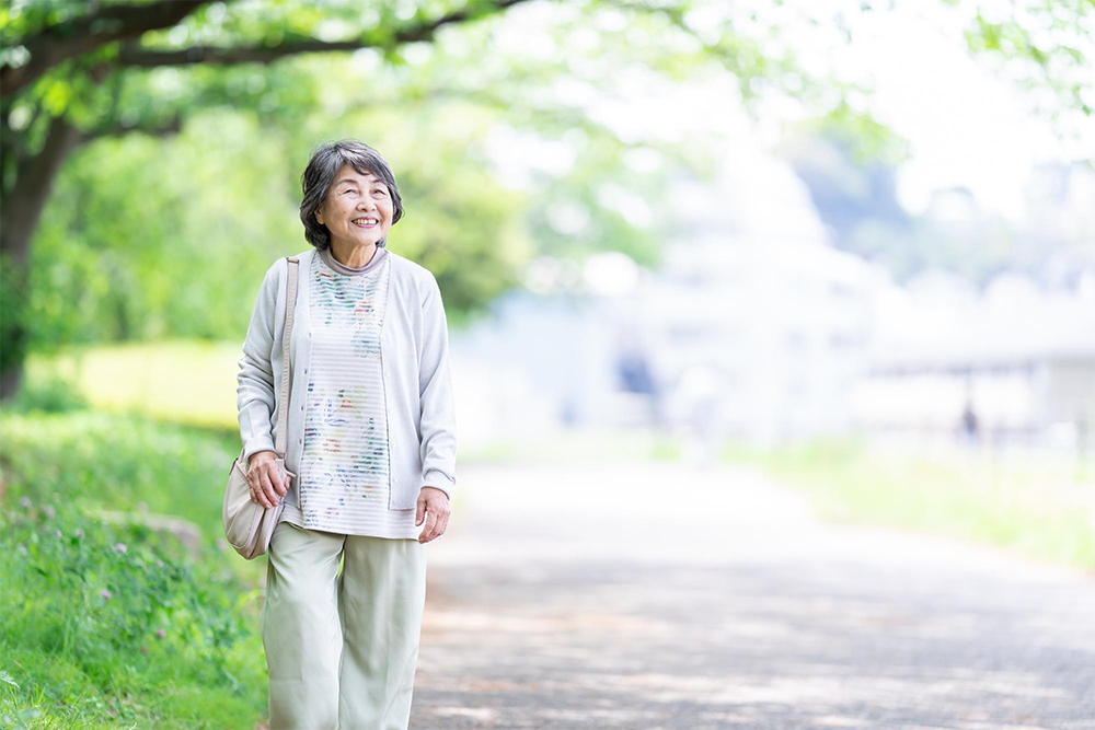 散歩する女性